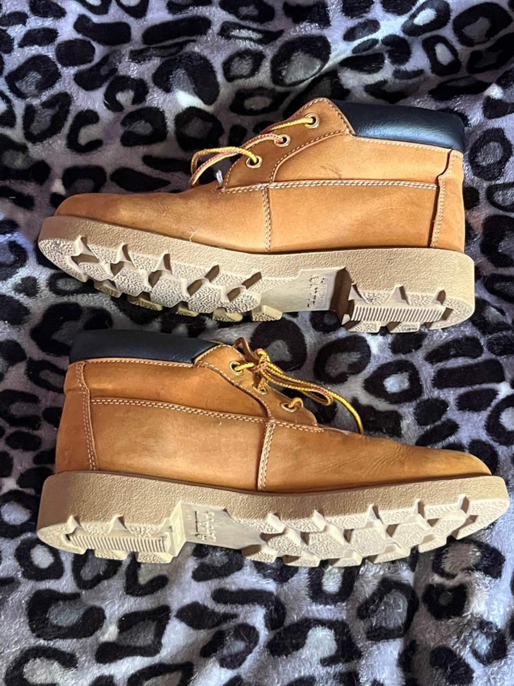 Boys Timberland Wheat Nubuck Boots with Black Collar - Picture 5 of 6